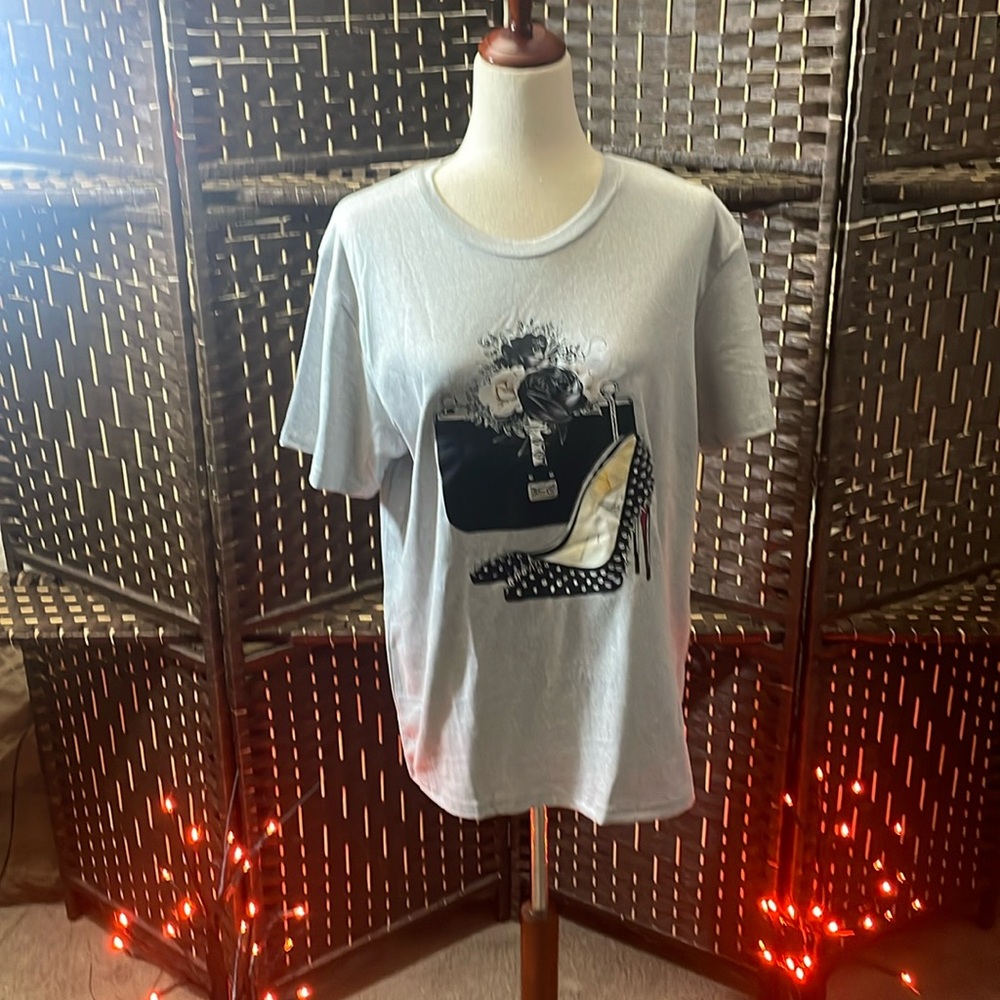 -000106 NWOT VIBRANT PRINT T-SHIRT WITH FLOWERS,PURSE & HEELS.
